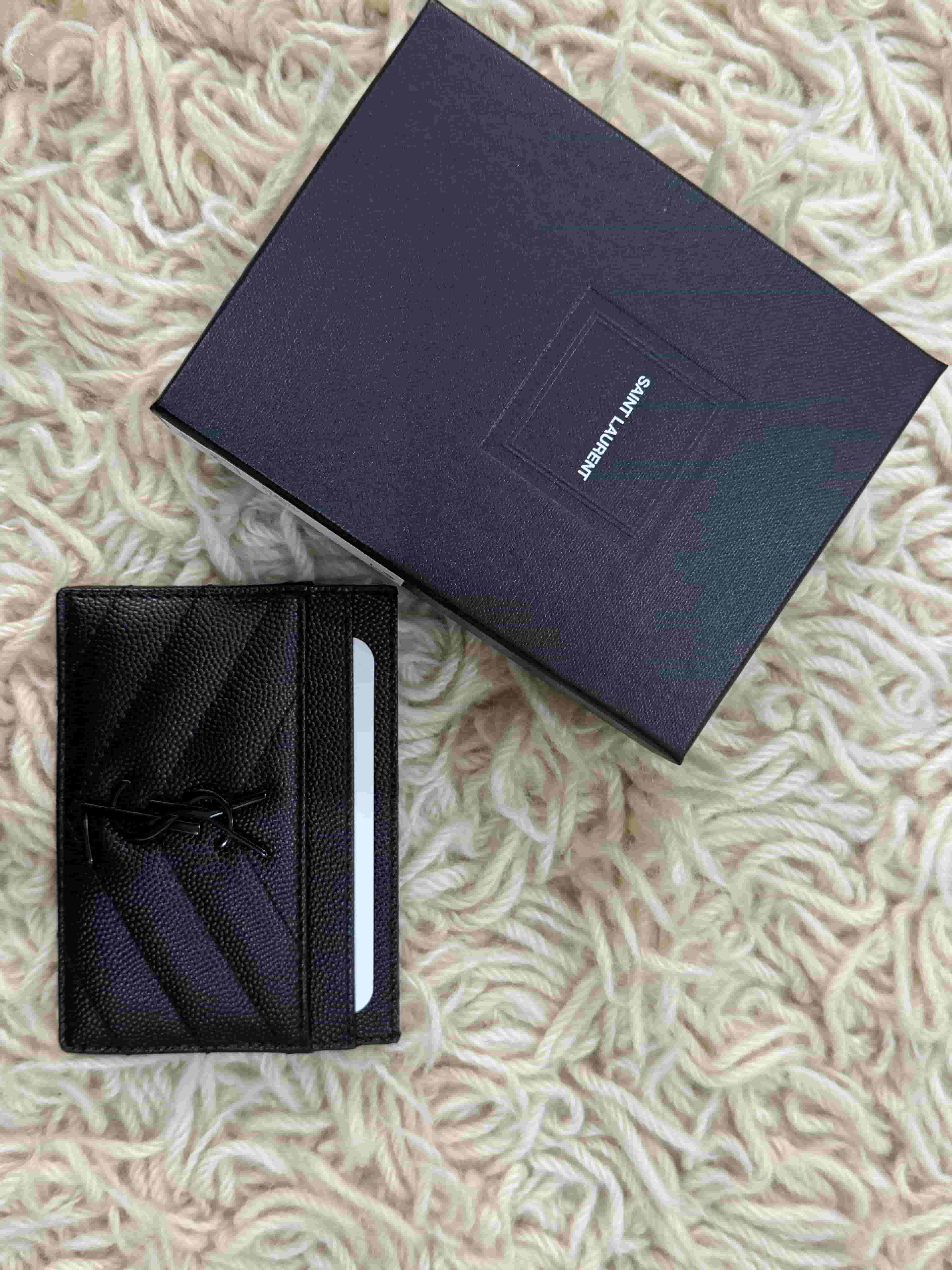 للبيع بوك سان لوران اصلي Card Holder
