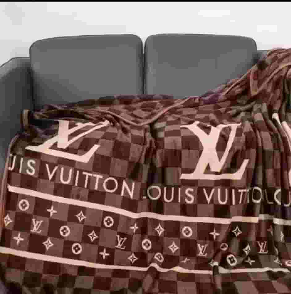 للبيع بطانيات ودلاقات ماركه مع البوكس