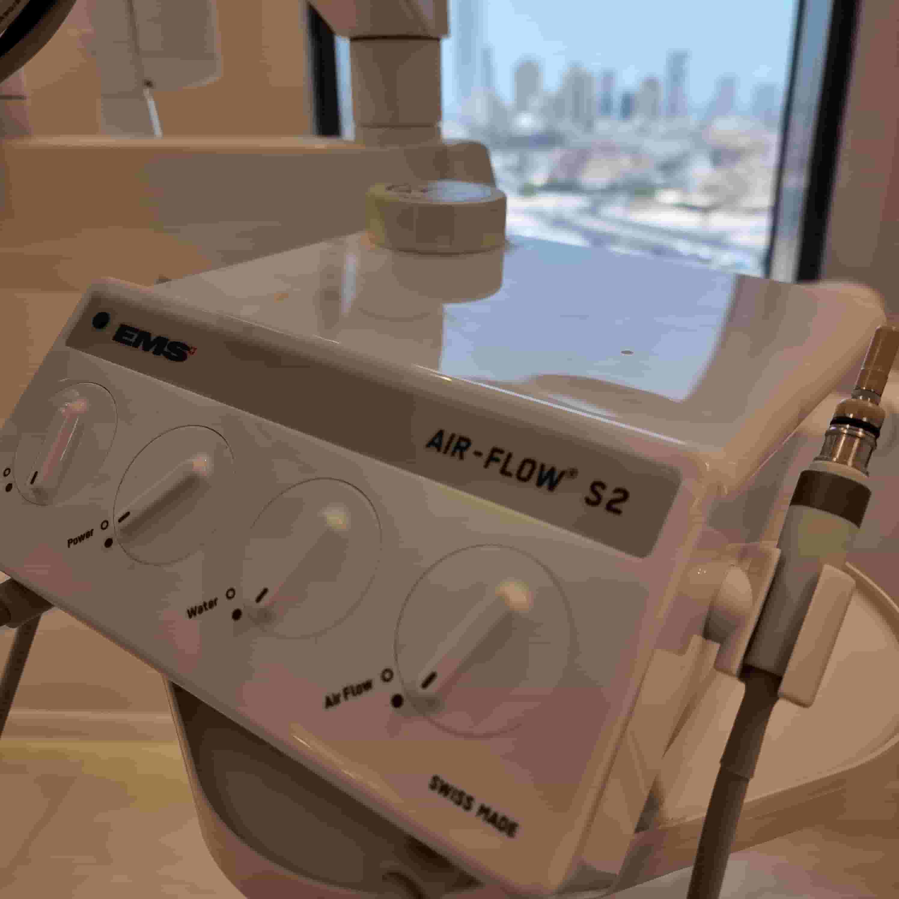 بيع مواد وأجهزة عيادة أسنان