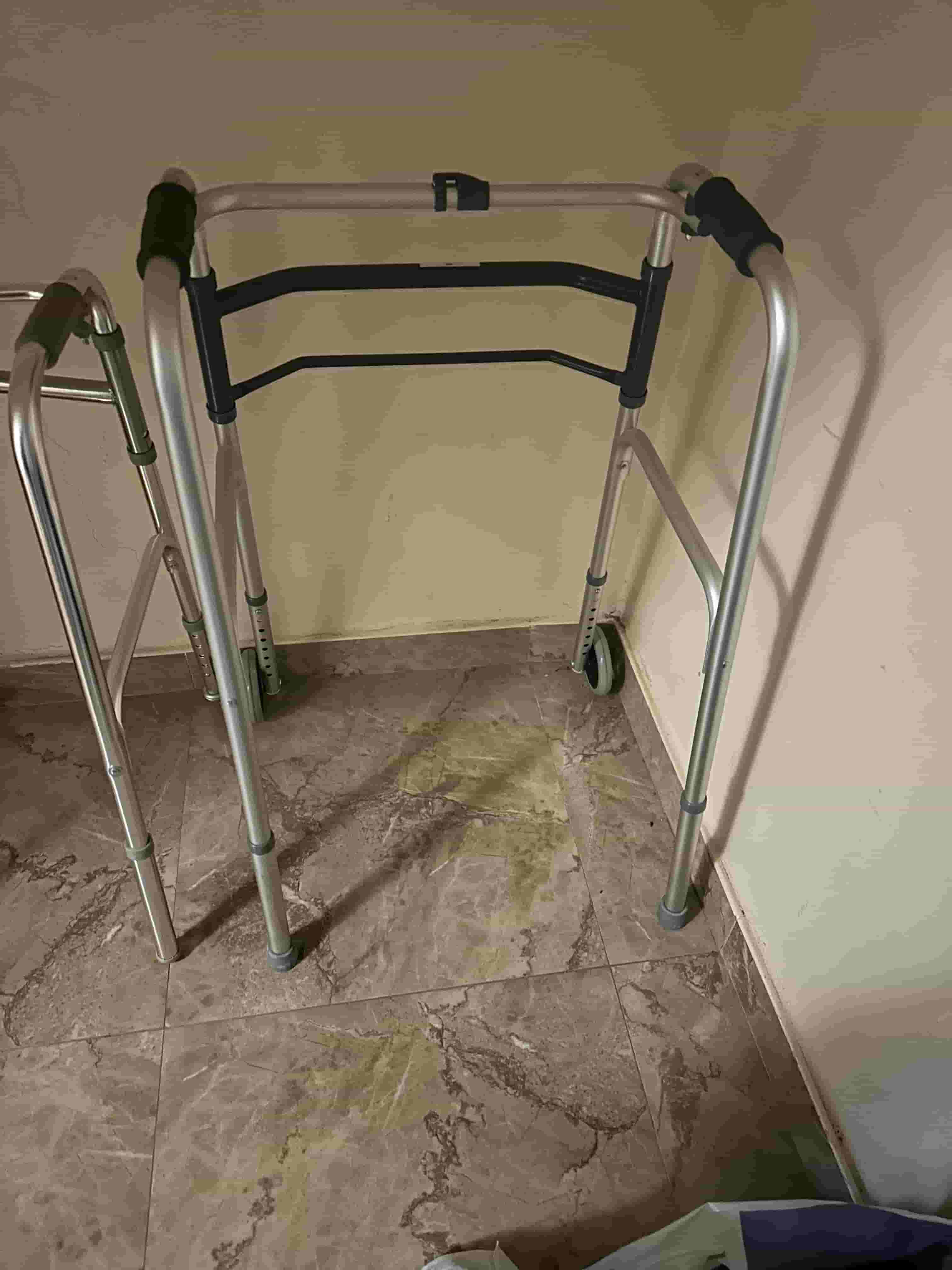 للبيع مستلزمات. طبيه