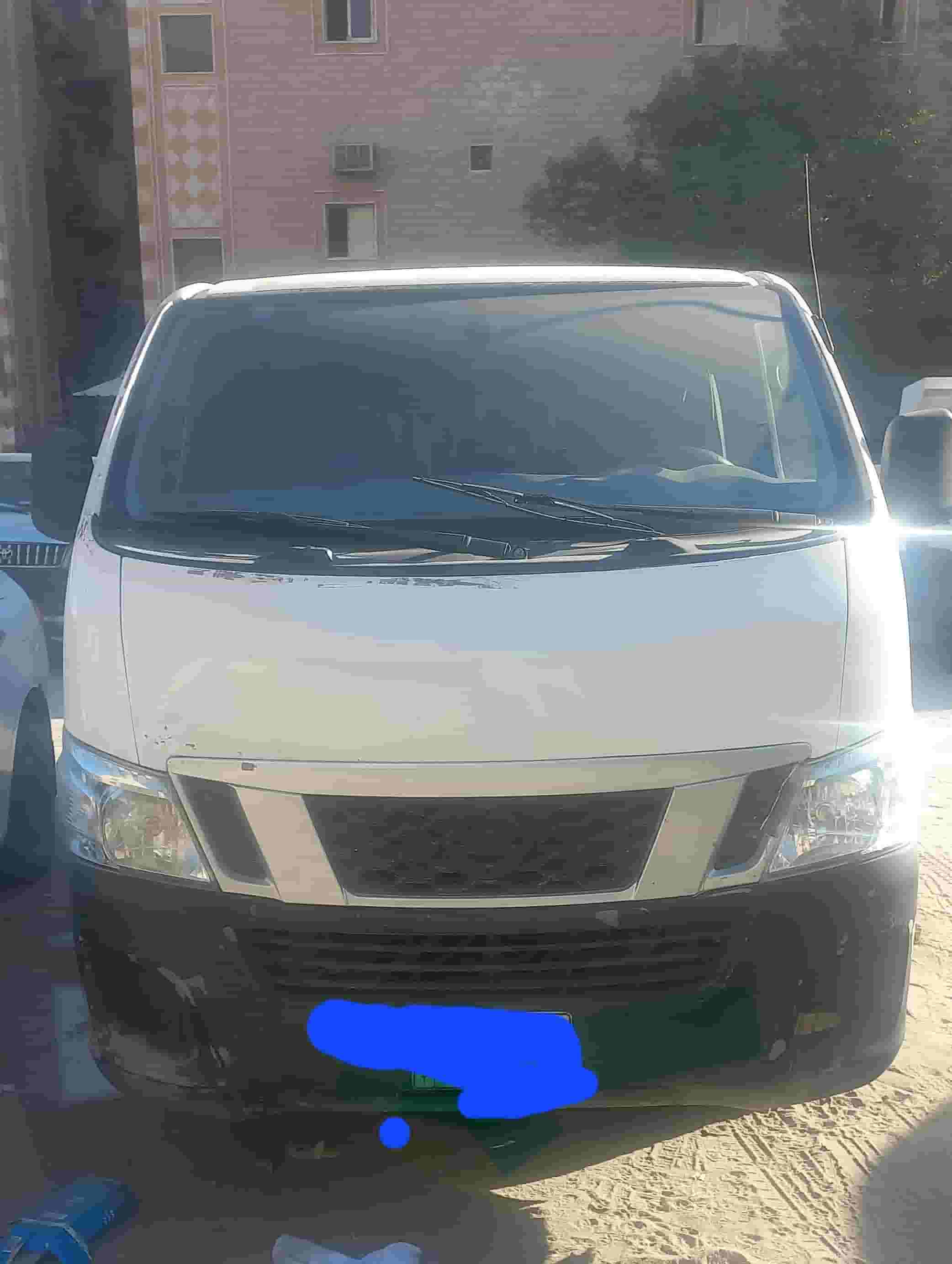 سياره نيسان باص ٢٠١٥ 