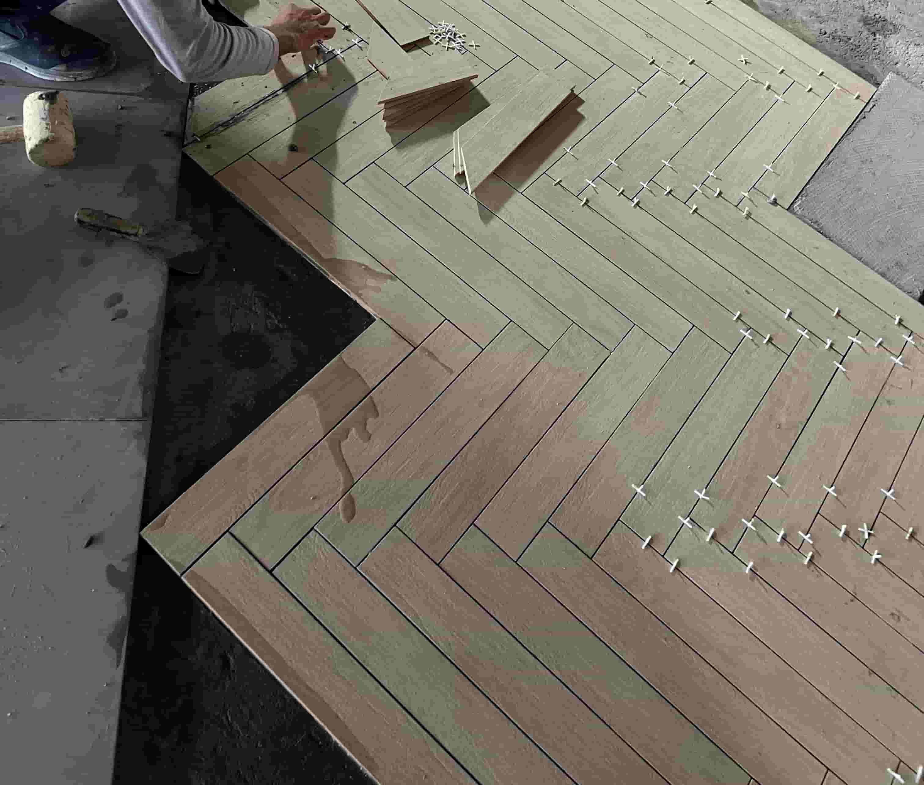 فني لتركيب السيراميك