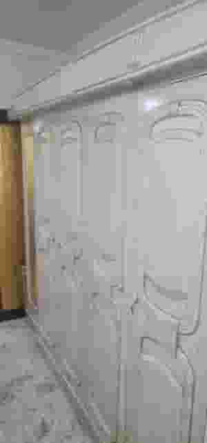 دولاب مع ترابيزة تسريحه للببع