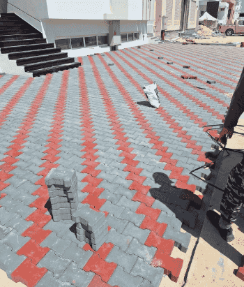  فني لتركيب وتوريد البلاط المتداخل